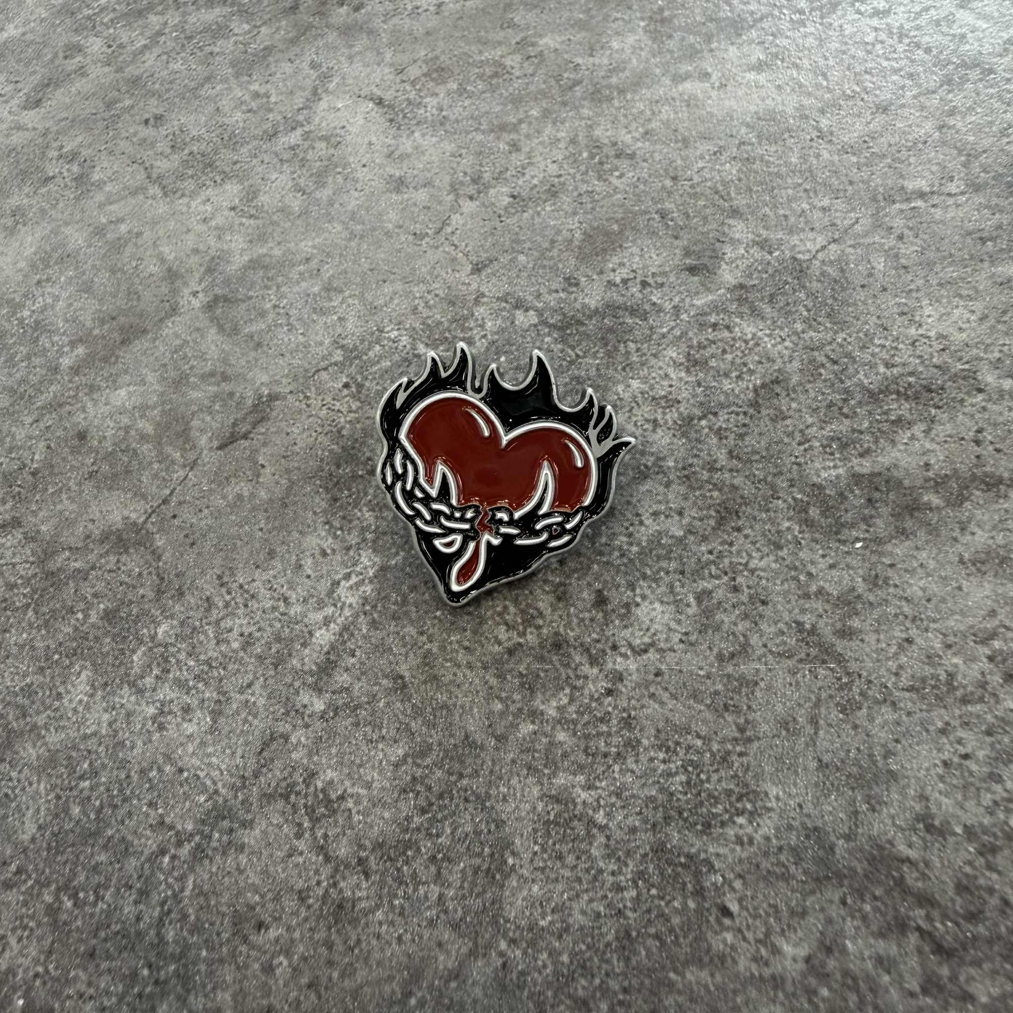 BORN TO BLAZE】 BLAZE HEARTピンバッジ – Cyber Goods Store